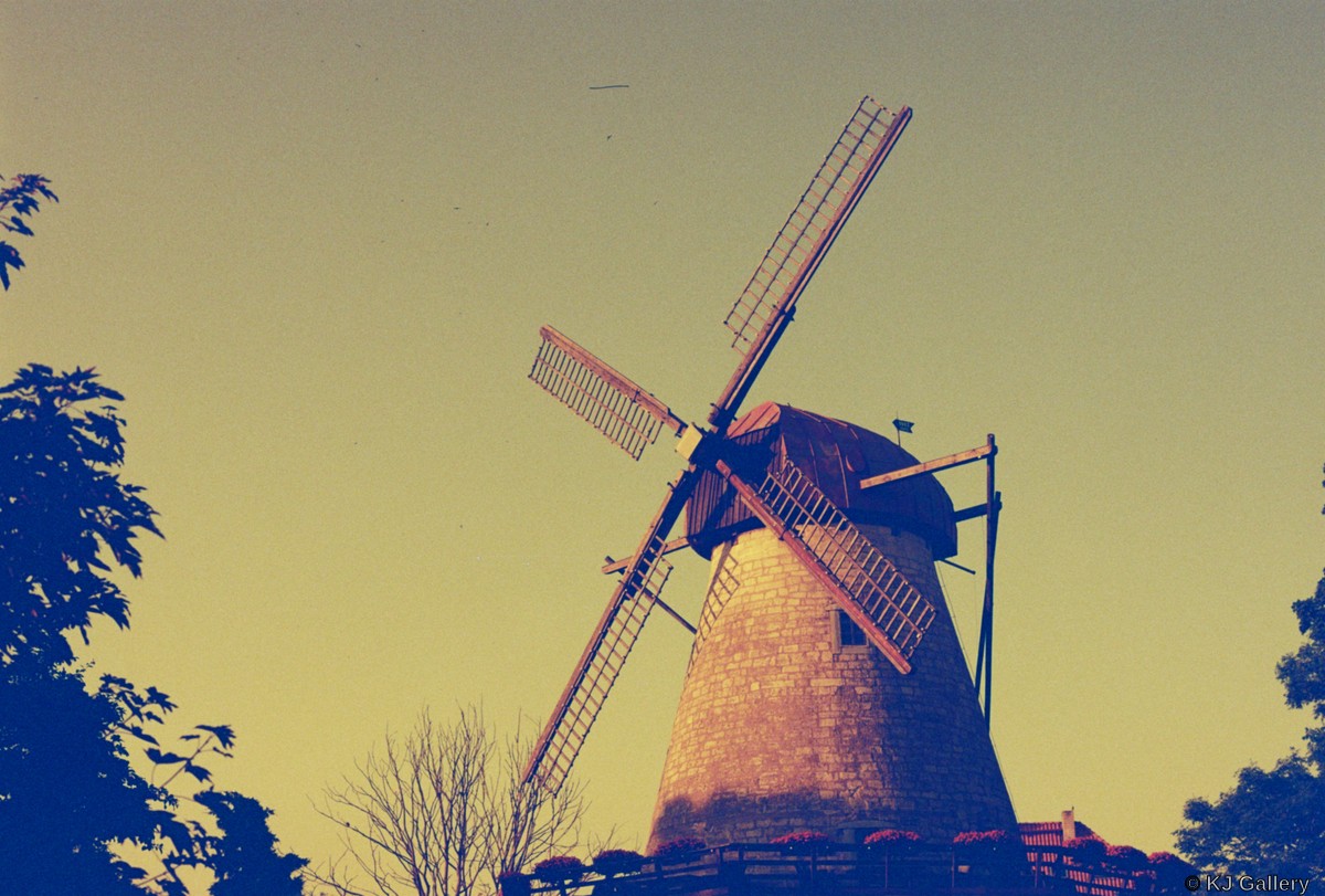 Windmill in Kuresare - Lomo Redscale